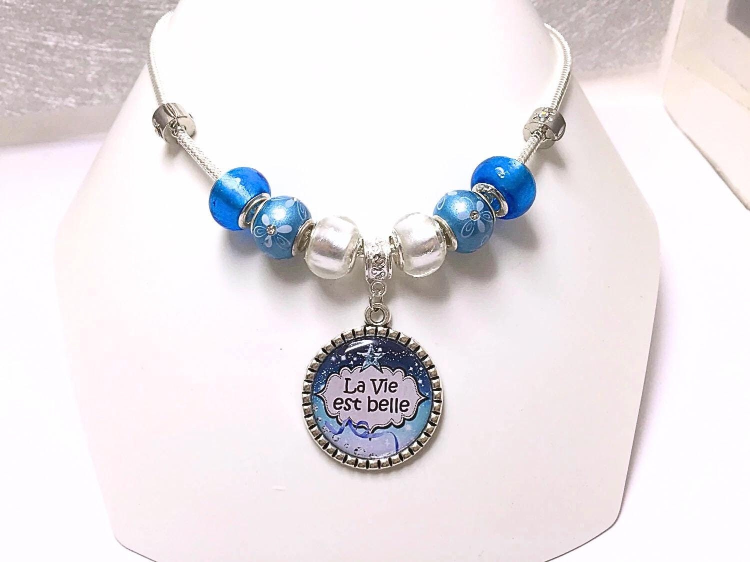 Charm-Halskette, Silber, Blau „Das Leben Ist Schön" Ref. 849 Charm-Halskette, Silber, Blau „Das Leben Ist Schön" Ref. 849 von perlesacoco