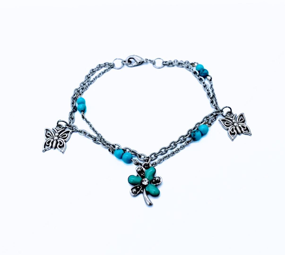 Doppelreihiges Armband Mit Edelsteinperlen Und Charms Doppelreihiges Armband Mit Edelsteinperlen Und Charms von perlesacoco