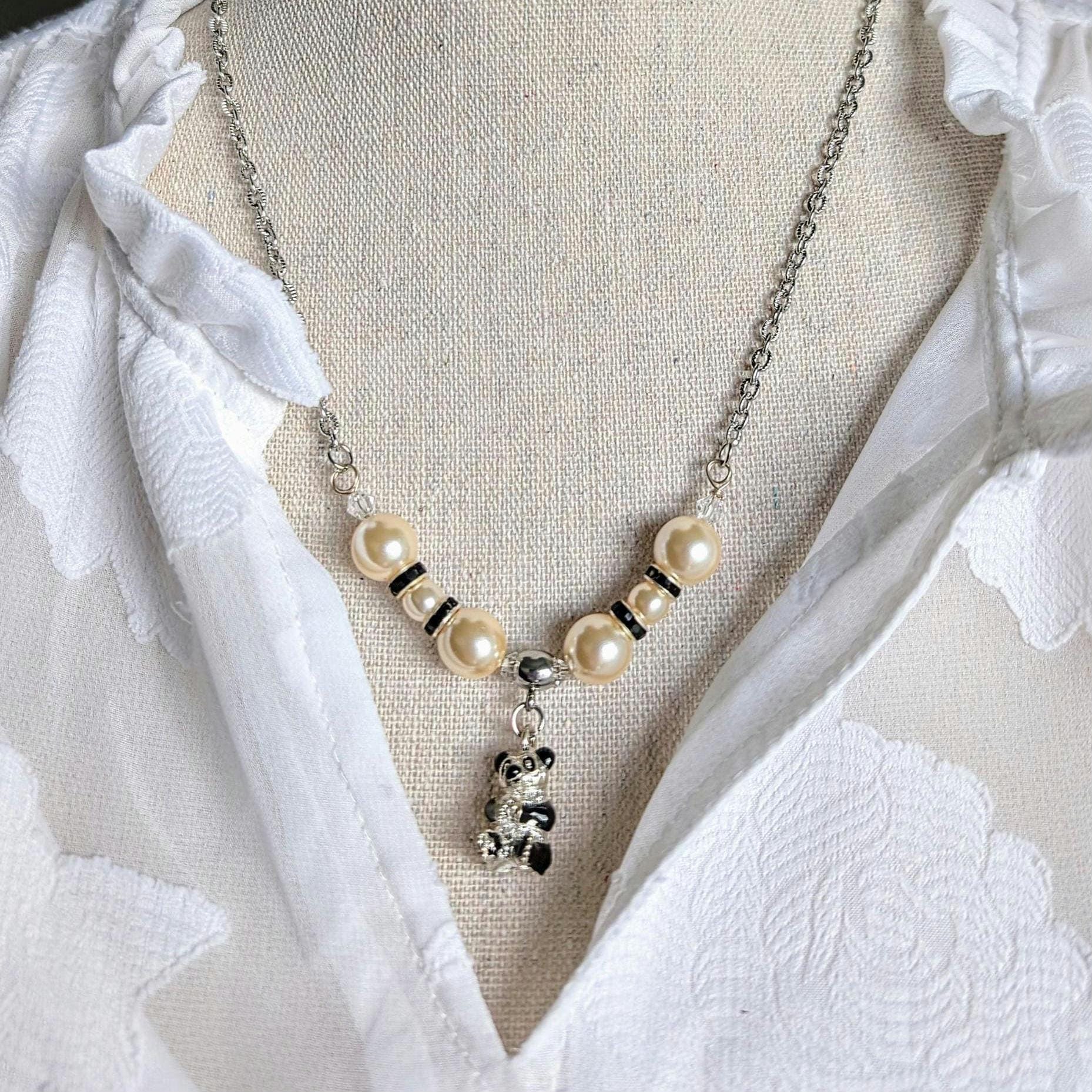 Halskette Mit Panda-Anhänger in Elfenbein Und Schwarz Halskette Mit Panda-Anhänger in Elfenbein Und Schwarz von perlesacoco