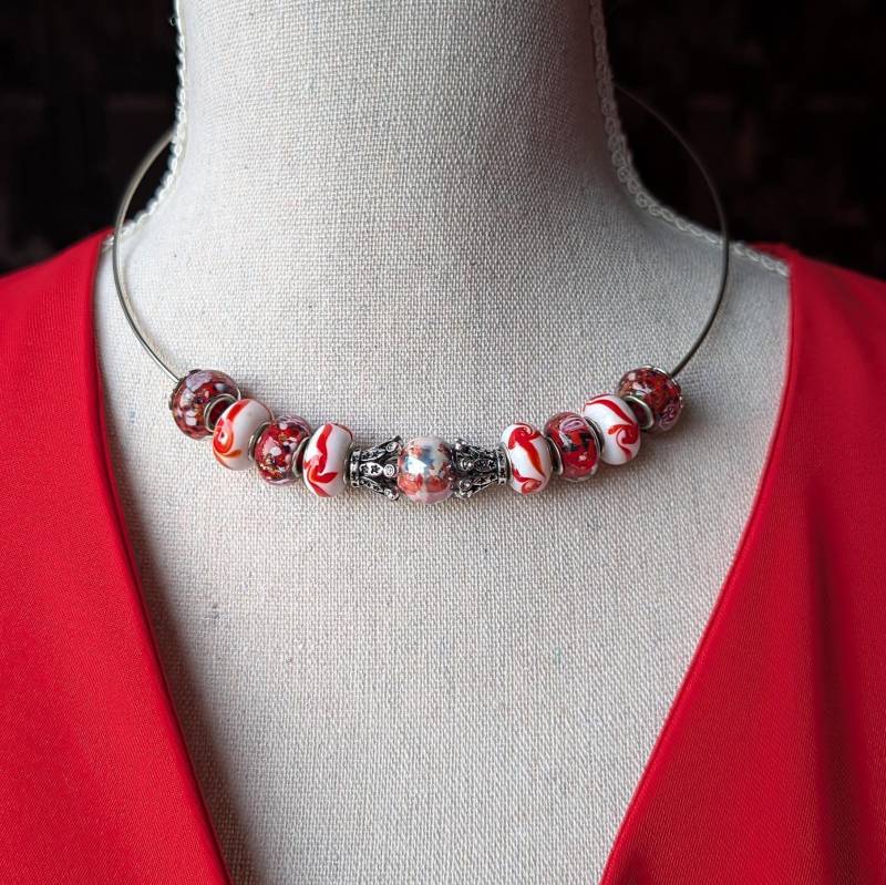 Rot-Weiße Torque-Halskette Mit Glasperlen Rot-Weiße Torque-Halskette Mit Glasperlen von perlesacoco