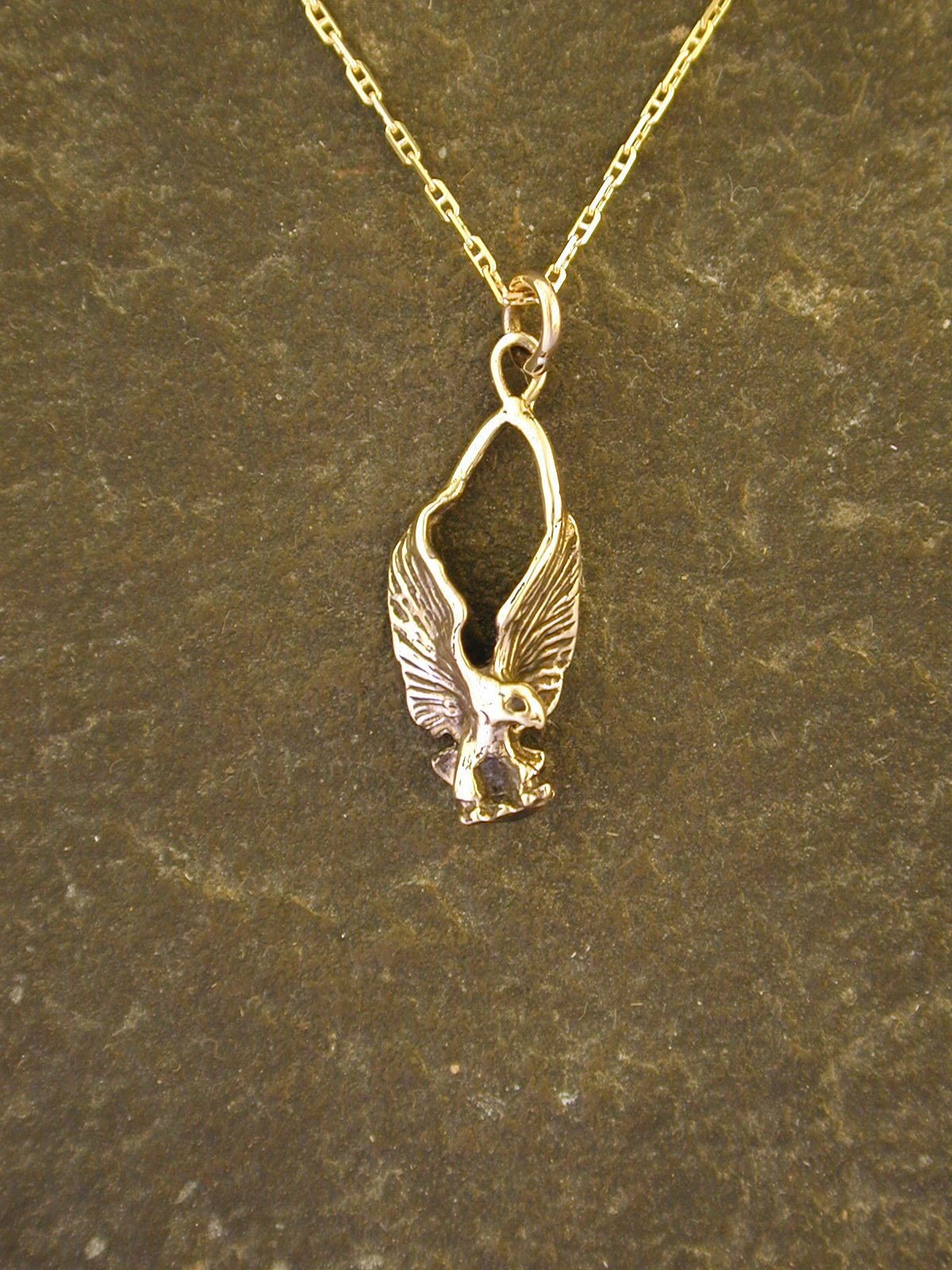 14K Gold Adler Anhänger An Einer Goldkette von peteconder
