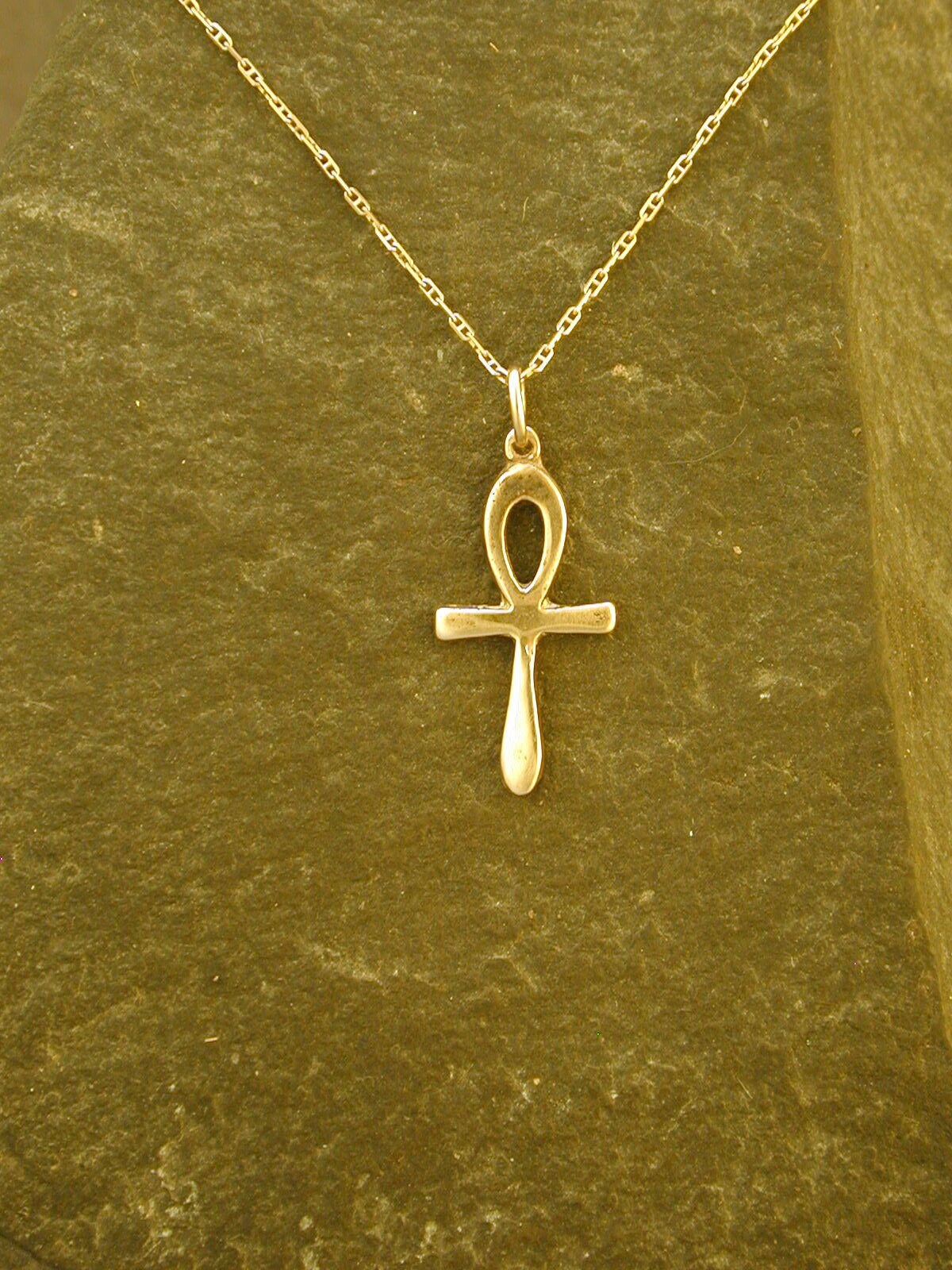 14K Gold Ankh Anhänger An Einer Goldkette von peteconder