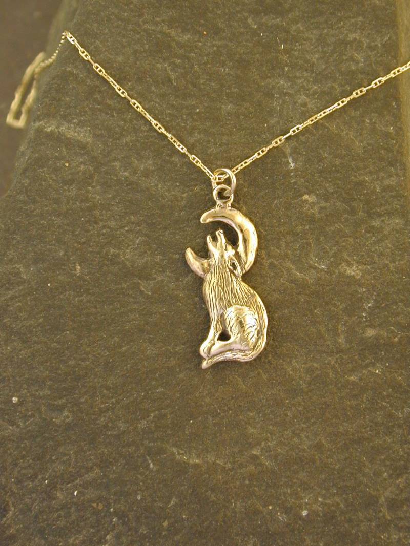 14K Gold Coyote Anhänger An Einer Goldkette 14K Gold Coyote Anhänger An Einer Goldkette von peteconder