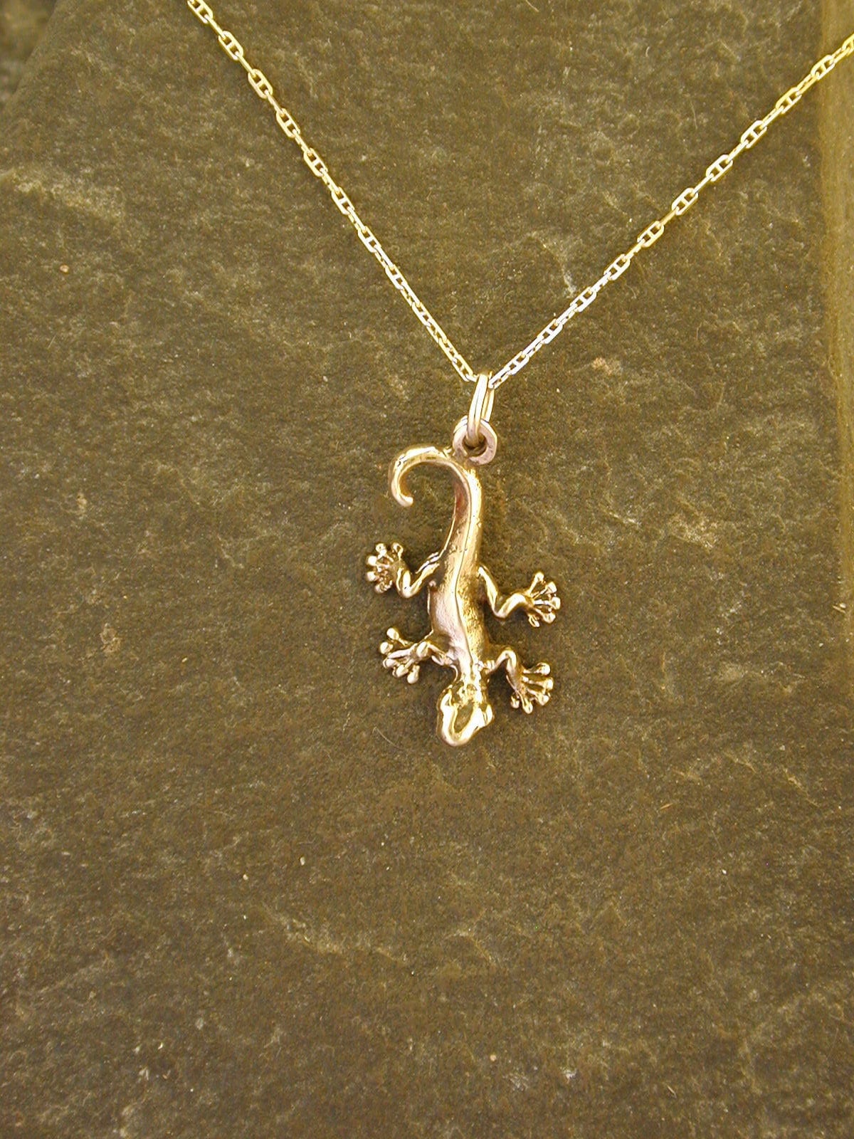 14K Gold Gecko Anhänger An Einer Kette von peteconder
