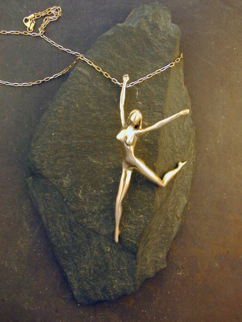 14K Gold Großer Tänzer Anhänger An Einer Goldkette von peteconder