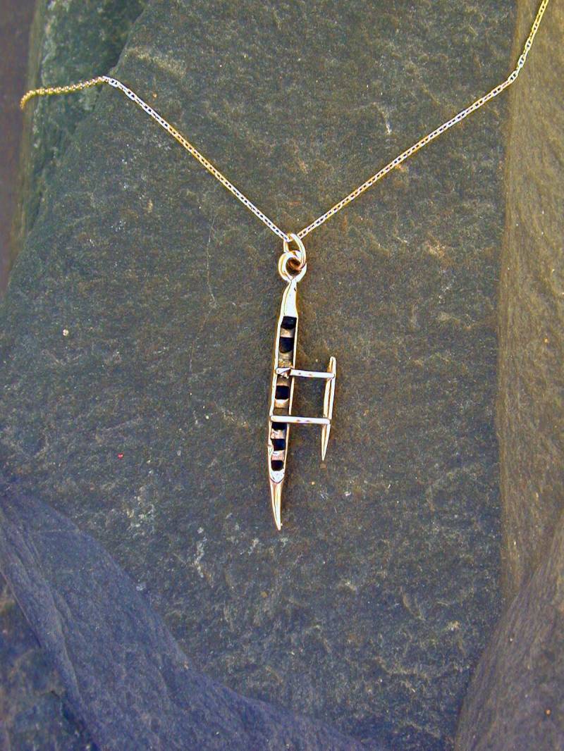 14K Gold Hawaiian Outrigger Canoe Anhänger An Einer Kette von peteconder