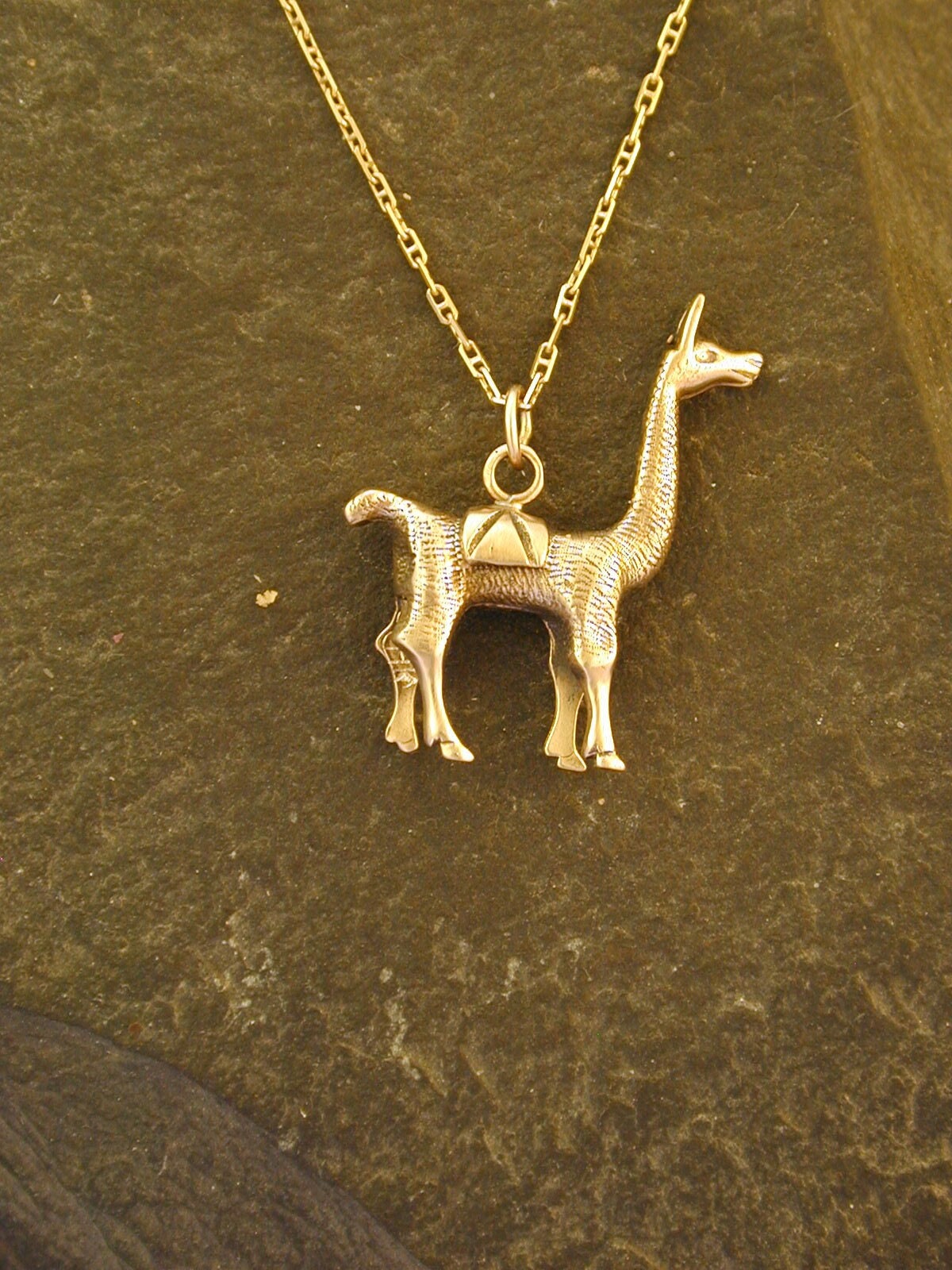 14K Gold Lama Anhänger An Goldkette von peteconder