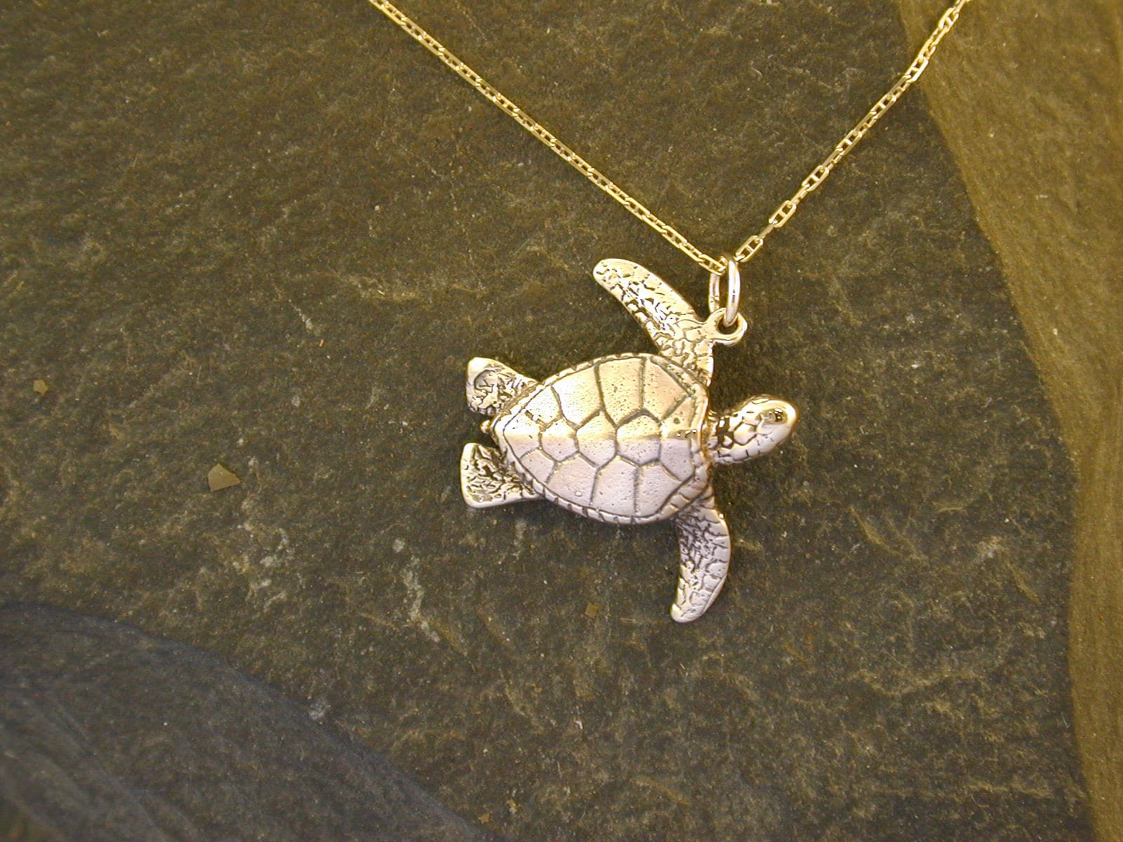 14K Gold Meeresschildkröte | Honu Anhänger An Einer Goldkette 14K Gold Meeresschildkröte | Honu Anhänger An Einer Goldkette von peteconder