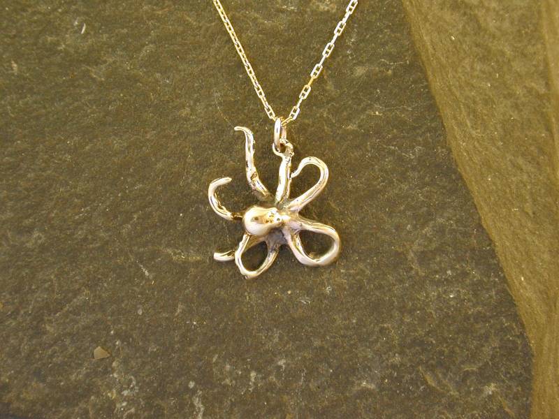 14K Gold Oktopus Anhänger An Einer Kette 14K Gold Oktopus Anhänger An Einer Kette von peteconder