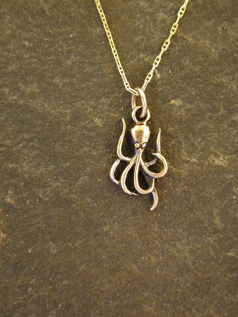 14K Gold Oktopus Anhänger An Goldkette von peteconder