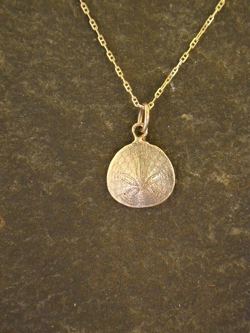 14K Gold Pacific Sand Dollar Anhänger An Einer Goldkette von peteconder