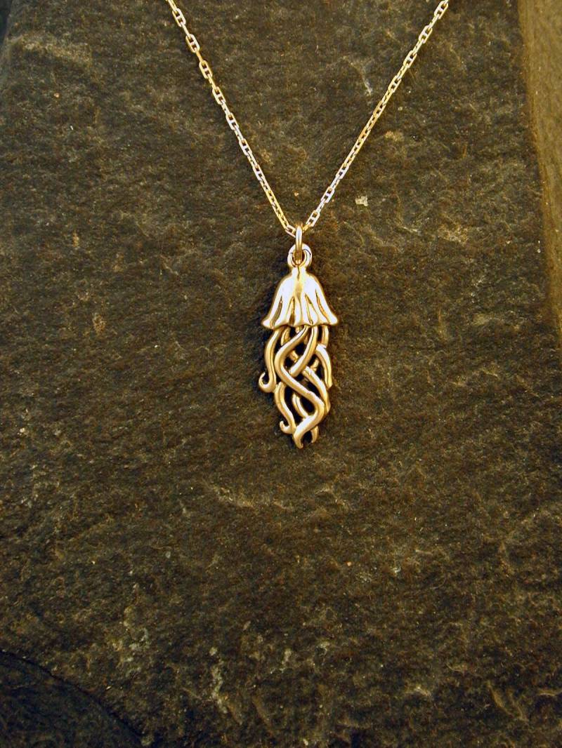 14K Gold Qualle Anhänger An Einer Kette von peteconder