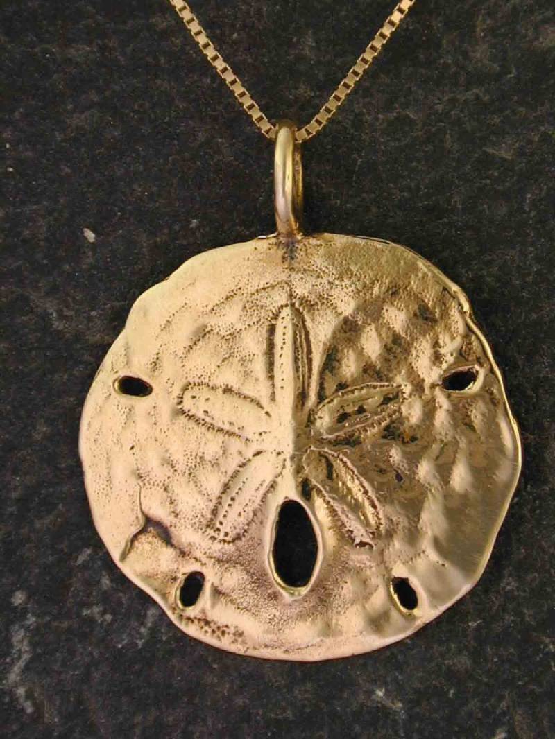 14K Gold Sand Dollar An Einer Goldkette von peteconder