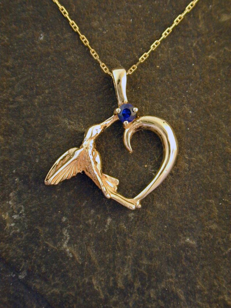 14K Gold Und Feiner Saphir Kolibri Herz Anhänger An Einer Goldkette von peteconder