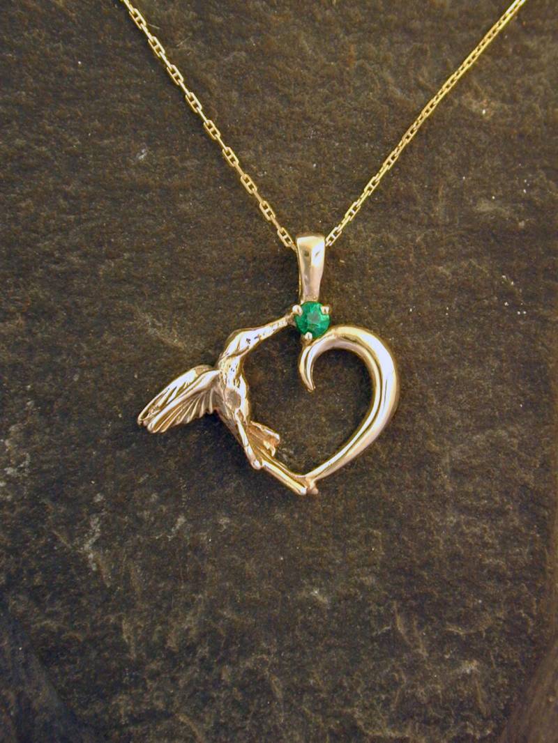 14K Gold Und Feiner Smaragd Kolibri Herz Anhänger An Einer Kette 14K Gold Und Feiner Smaragd Kolibri Herz Anhänger An Einer Kette von peteconder