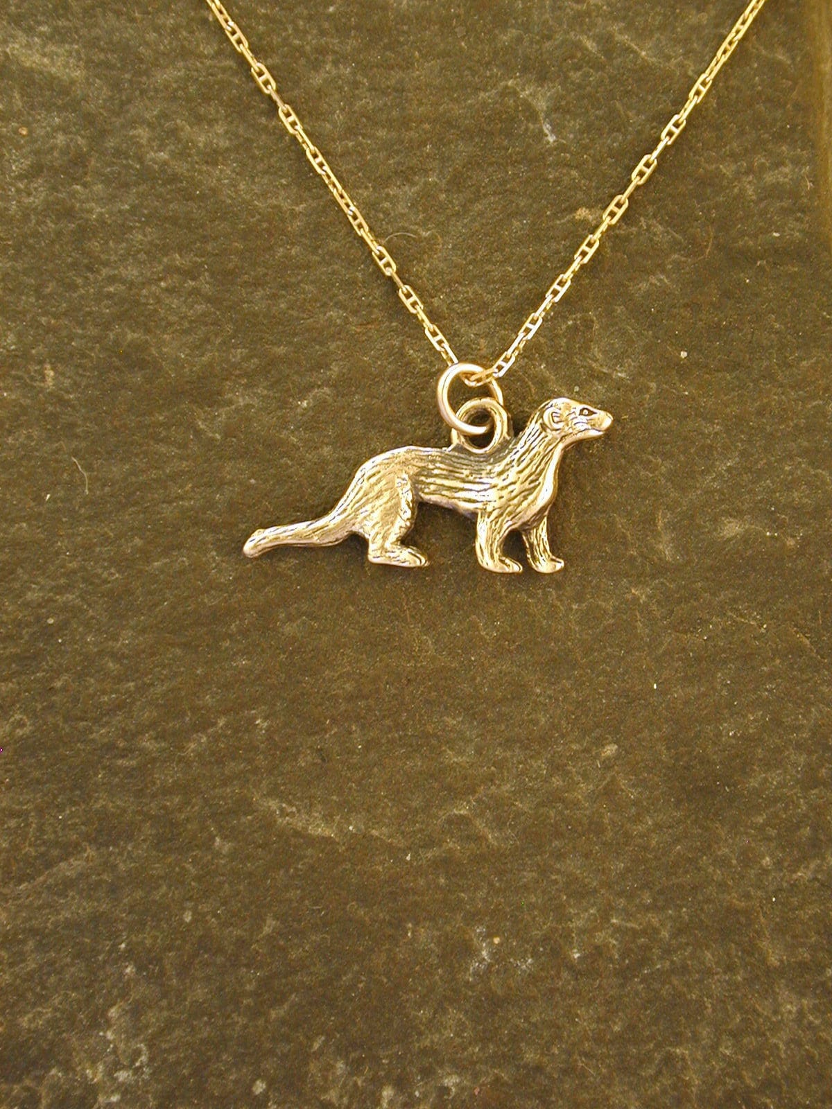 14K Gold Weasel Anhänger An Einer Goldkette von peteconder