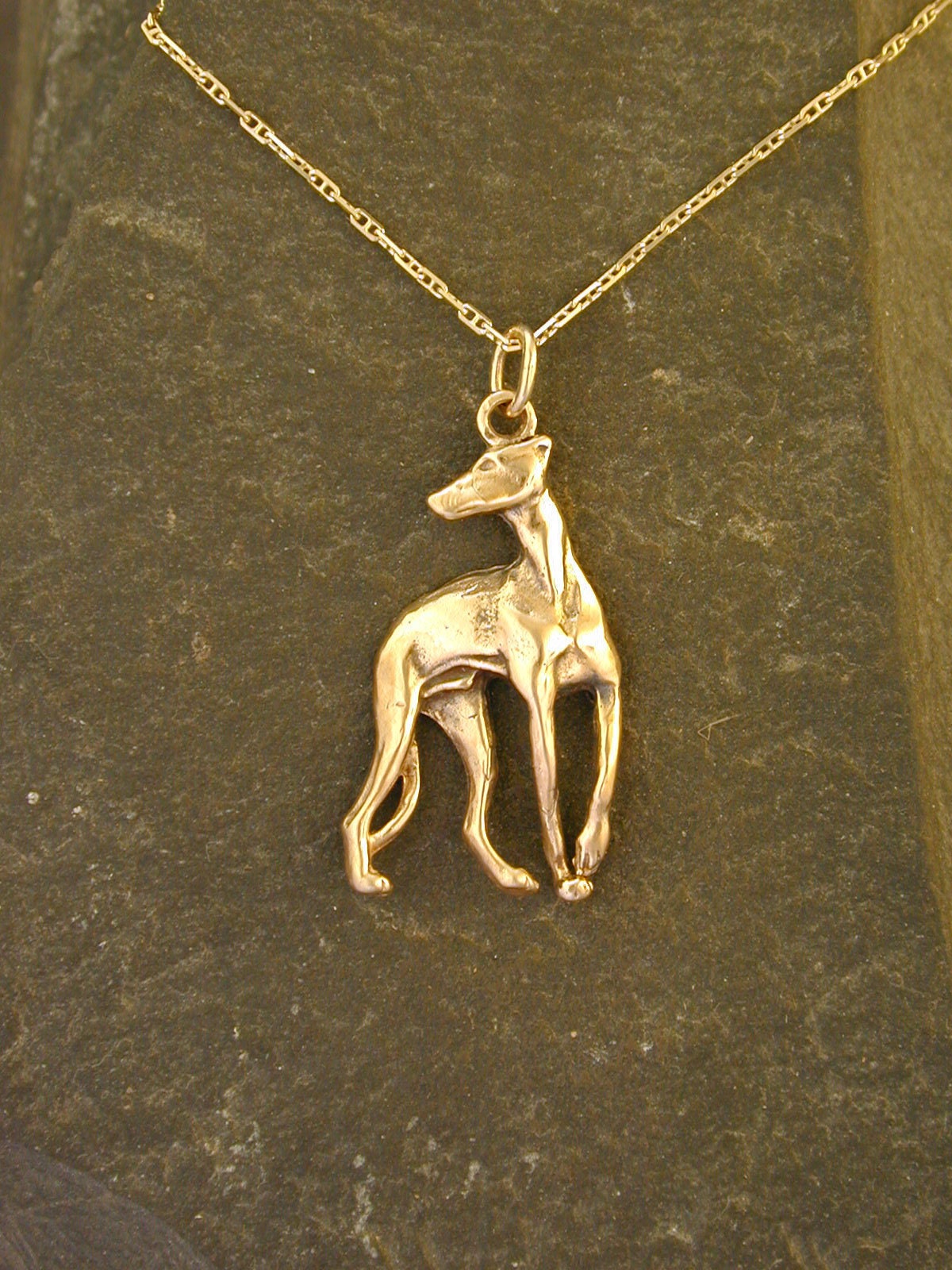 14K Gold Windhund Hund Anhänger An Einer Kette 14K Gold Windhund Hund Anhänger An Einer Kette von peteconder
