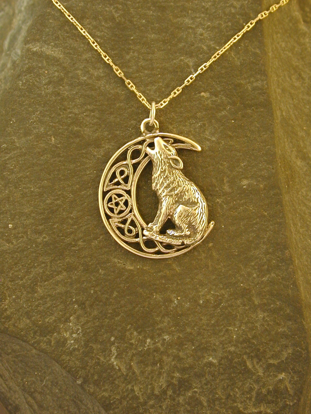 14K Gold Wolf Anhänger An Einer Goldkette 14K Gold Wolf Anhänger An Einer Goldkette von peteconder