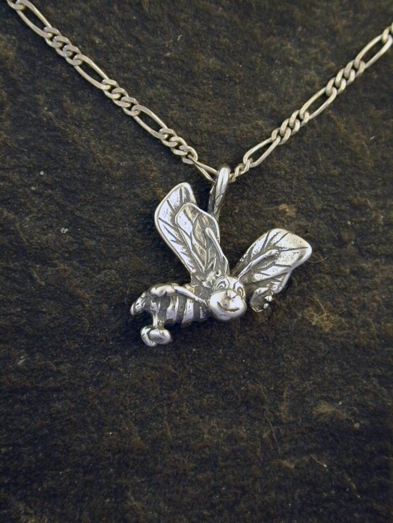 Sterling Silber Biene Anhänger An Einer Kette Aus Sterlingsilber von peteconder