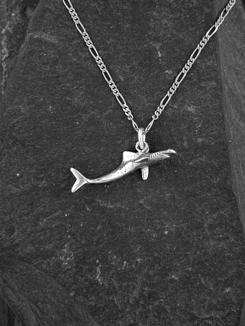 Sterling Silber Kleiner Haifischanhänger An Einer Kette Aus Sterlingsilber von peteconder
