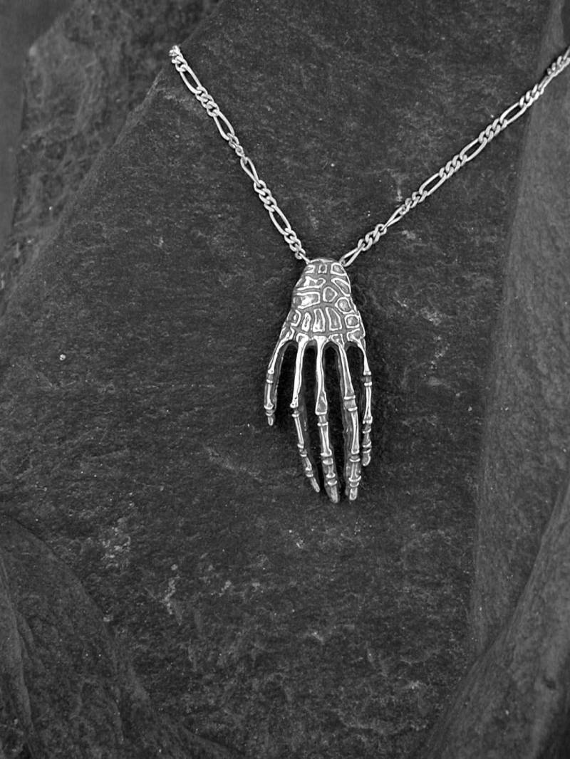 Sterling Silber Skelett Hand Anhänger Auf Eine Kette Aus Sterlingsilber von peteconder