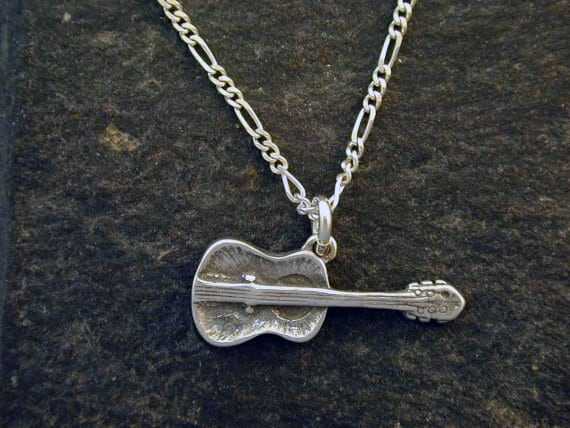 sterling Silber Acustic Gitarre Anhänger An Einer Kette von peteconder