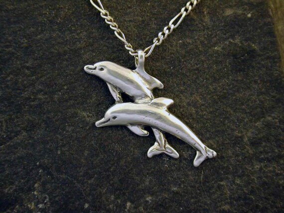 sterling Silber Delfin Duett Anhänger An Einer Kette von peteconder