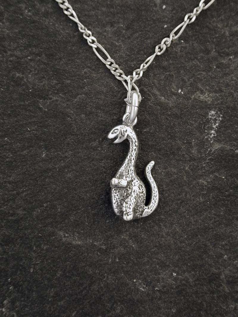 sterling Silber Freundliche Dinosaurier Apatosaurus Brontasourus Anhänger An Einer Silberkette von peteconder