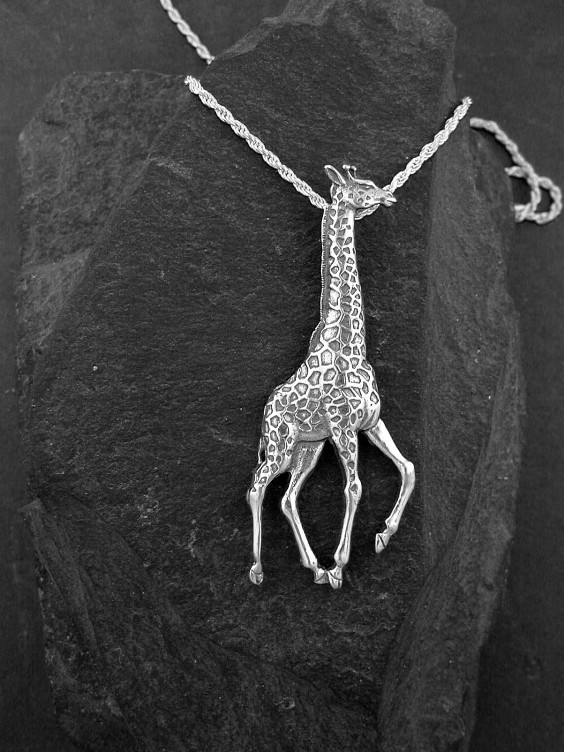 sterling Silber Giraffe Anhänger An Einer Kette von peteconder