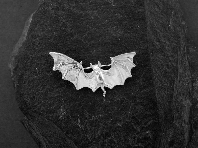 sterling Silber Großer Fledermaus Anhänger An Einer Kette von peteconder