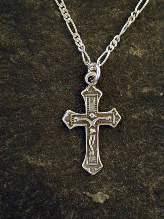 sterling Silber Kruzifix Kreuz Anhänger Auf Einer Kette von peteconder