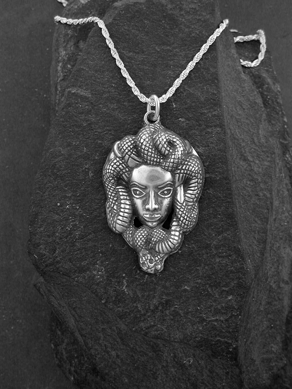 sterling Silber Medusa Anhänger Auf Einem Kette von peteconder