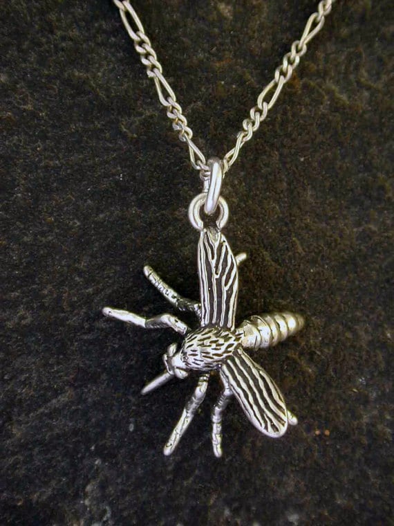 sterling Silber Moskito Anhänger An Einer Kette von peteconder