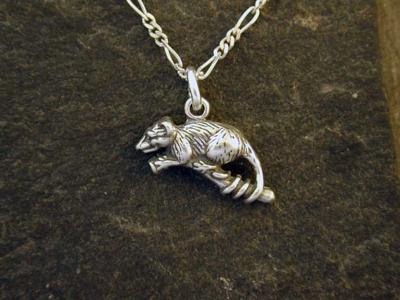 sterling Silber Opossum Anhänger An Einer Kette von peteconder