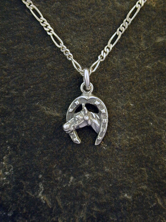 sterling Silber Pferdekopf Hufeisen Anhänger An Einer Kette von peteconder