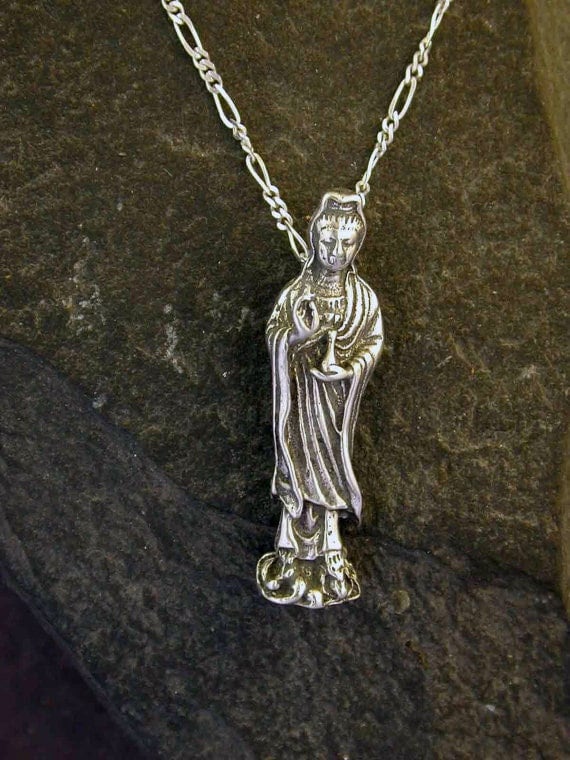 Quan Yin Anhänger Aus Sterling Silber An Einer Kette von peteconder