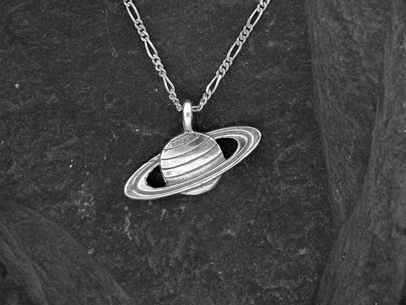 sterling Silber Saturn Anhänger An Einer Kette von peteconder