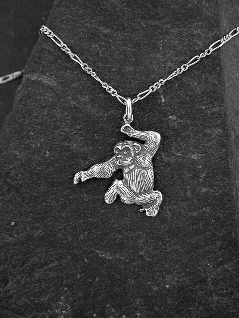 sterling Silber Schimpanse Anhänger An Einer Silberkette von peteconder