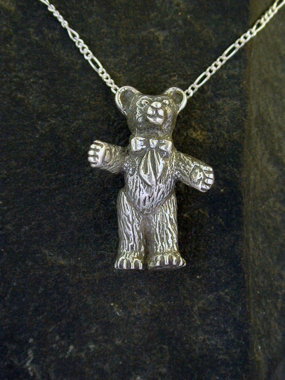 sterling Silber Teddybär Anhänger An Einer Kette von peteconder