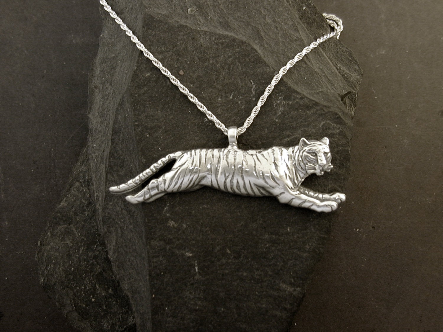 sterling Silber Tiger Anhänger An Einer Kette von peteconder