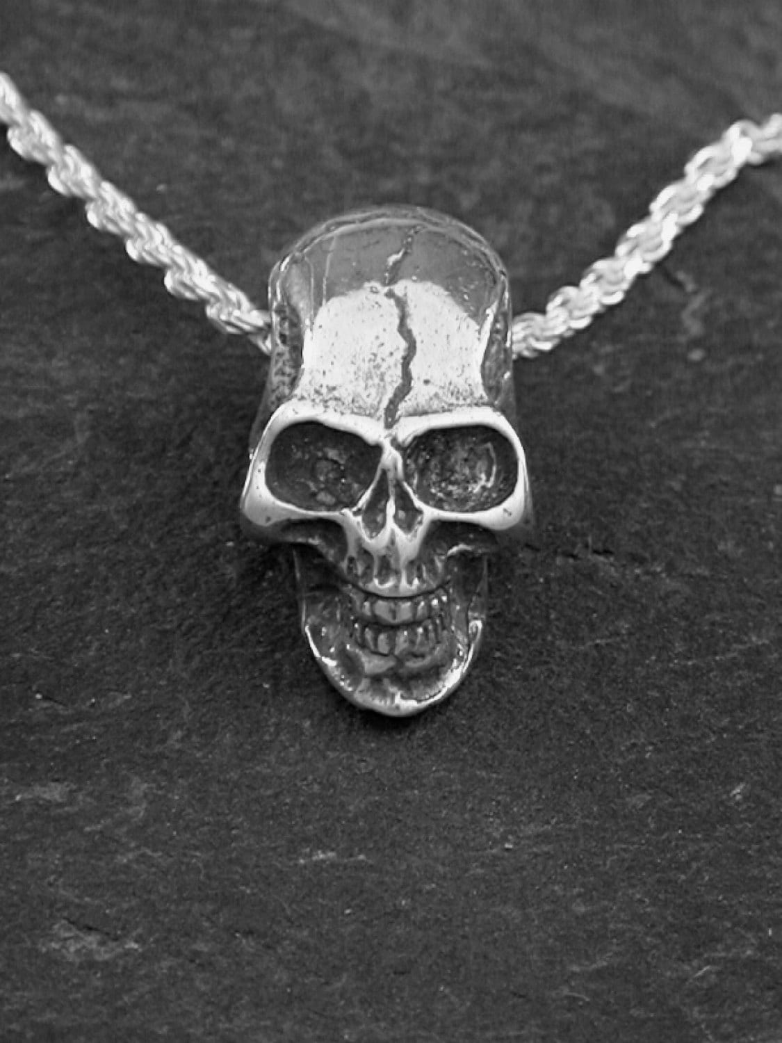 sterling Silber Totenkopf Anhänger An Einer Kette von peteconder