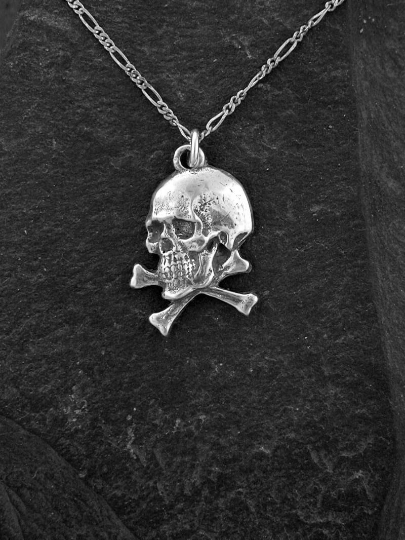 sterling Silber Totenkopf Und Kreuzknochen Anhänger An Einer Kette von peteconder
