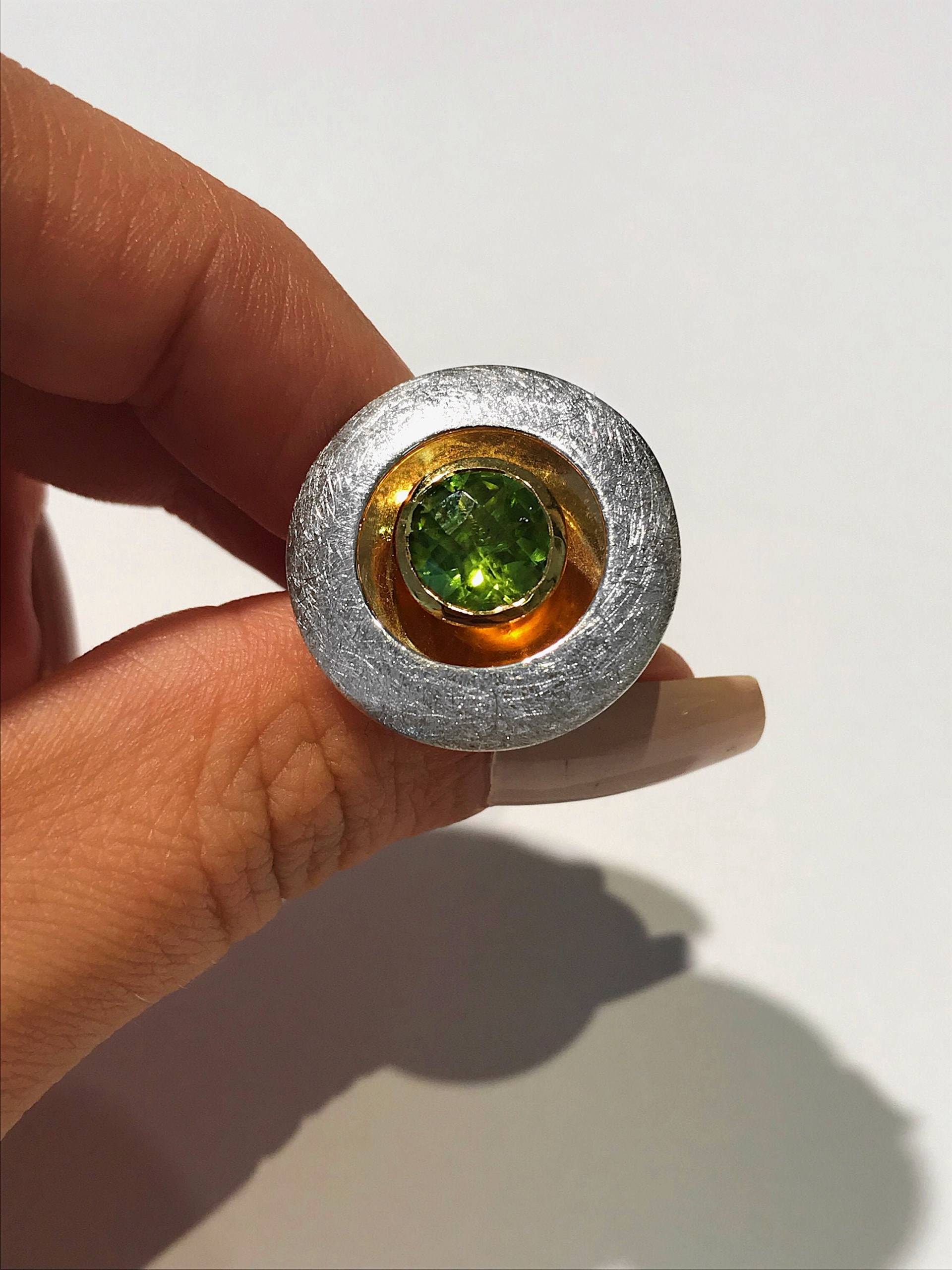 Eindrucksvoller Sterlingsilberring Teilvergoldet Mit Peridot Edelstein Von Peter Erker Artikel R12P Eindrucksvoller Sterlingsilberring Teilvergoldet Mit Peridot Edelstein Von Peter Erker Artikel R12P von petererker