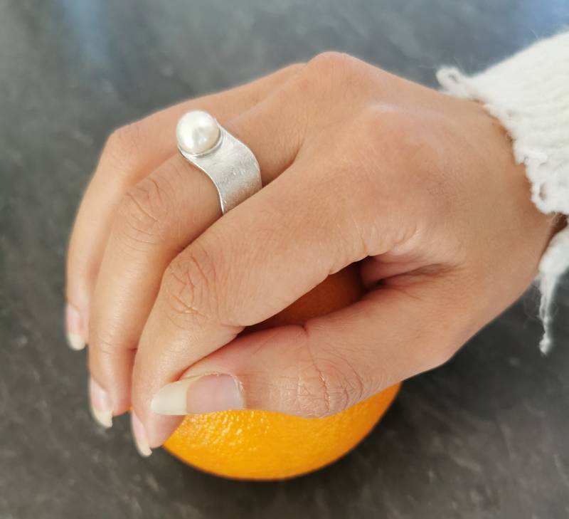 Silver Ring With White Colored Freshwater Pearl By Peter Erker Item R44Wp von petererker