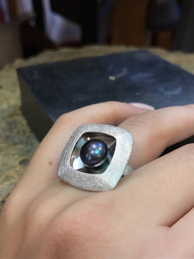 Sterling Silber Ring Damen Stein/Perle I Viereckig Mit Anthrazitfarbener Süßwasser-Perle Von Peter Erker Artikel R63Pl1 von petererker