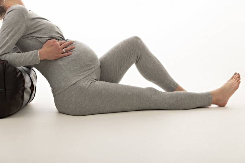 petit amour Umstandspyjama GILANA Umstandsschlafanzug Schlafanzug zum Stillen Umstandswäsche (Set aus Langarmoberteil & Leggings, 2 Stück) wunderbar weich aus Viskose (Bauwolle) und elastisch (mit Elasthan) von petit amour