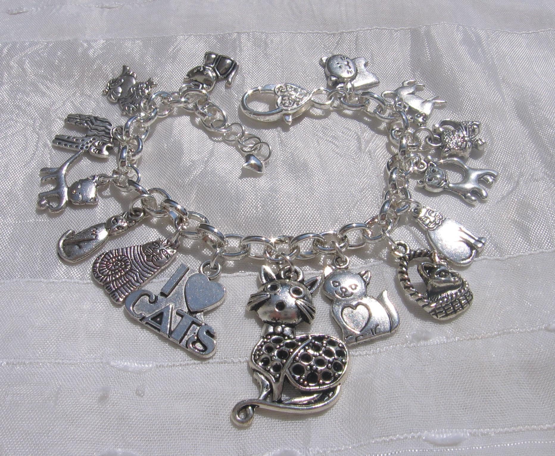 Bettelarmband, 16 Charms, Katzen-Charms, Karabinerverschluss, Armband Mit Silbermetall, Silber-Charm, Katzenfreundschaft Bettelarmband, 16 Charms, Katzen-Charms, Karabinerverschluss, Armband Mit Silbermetall, Silber-Charm, Katzenfreundschaft von petitchatcreations