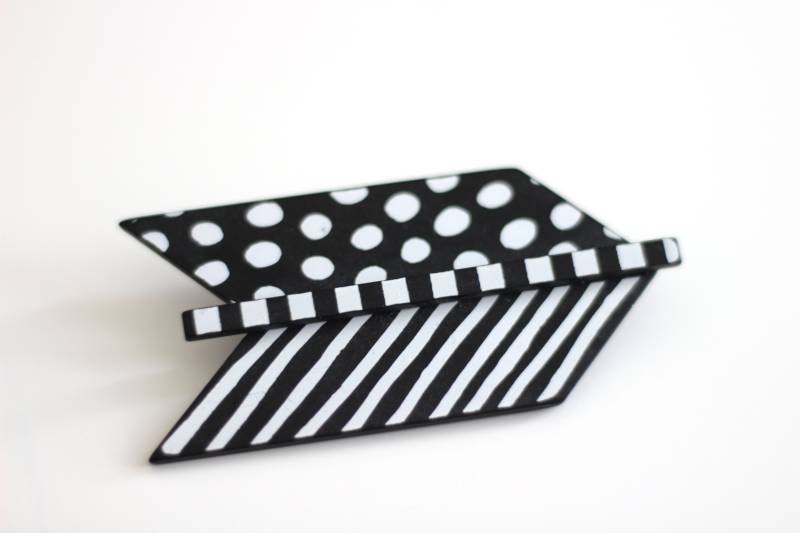 Brosche Schwarzer Holzpfeil, Holzschmuck, Holzbrosche, Pünktchen - Und Streifenmuster von petitebijouterie