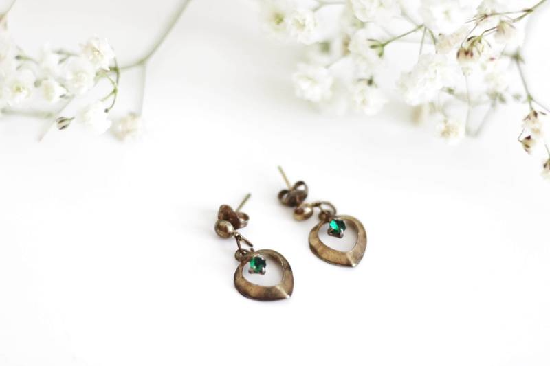 Elegante Und Zierliche Ohrringe in Herzform Aus Messing Mit Grünem Strassstein von petitebijouterie