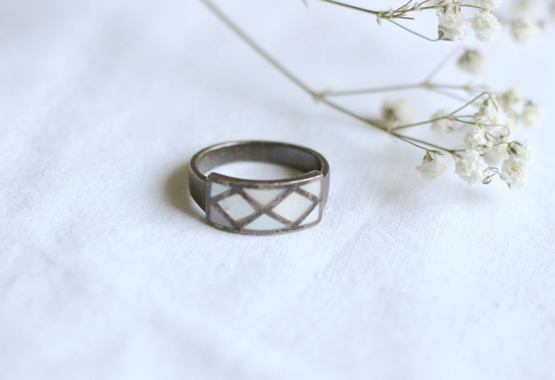 Eleganter Perlmuttring Mit Filigranem Metallkreuz Auf Breiter Perlmuttplatte Eleganter Perlmuttring Mit Filigranem Metallkreuz Auf Breiter Perlmuttplatte von petitebijouterie